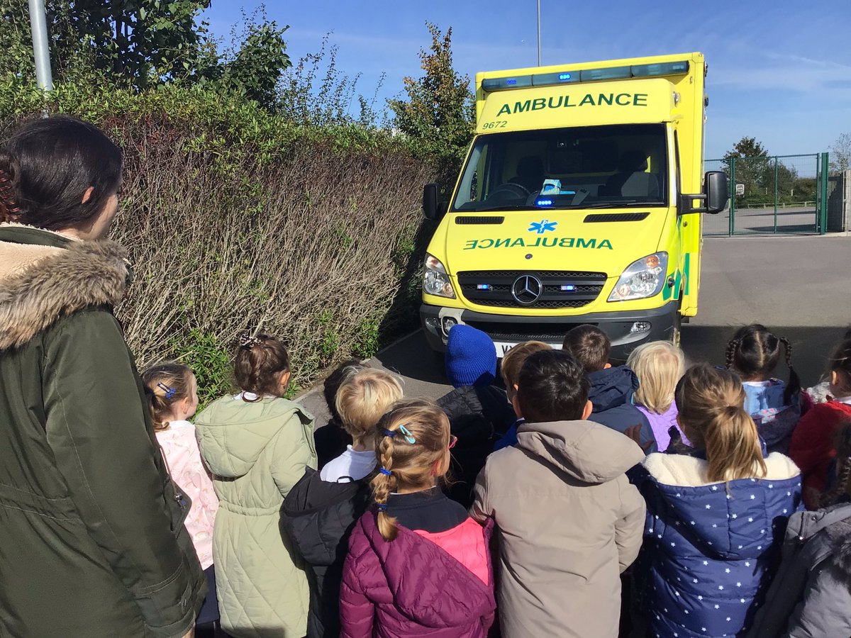 AvonwoodEYFS's tweet photo. We met another person today who helps us. He told us all about the ambulance and how they look after people. https://t.co/RvMUCrCOTV