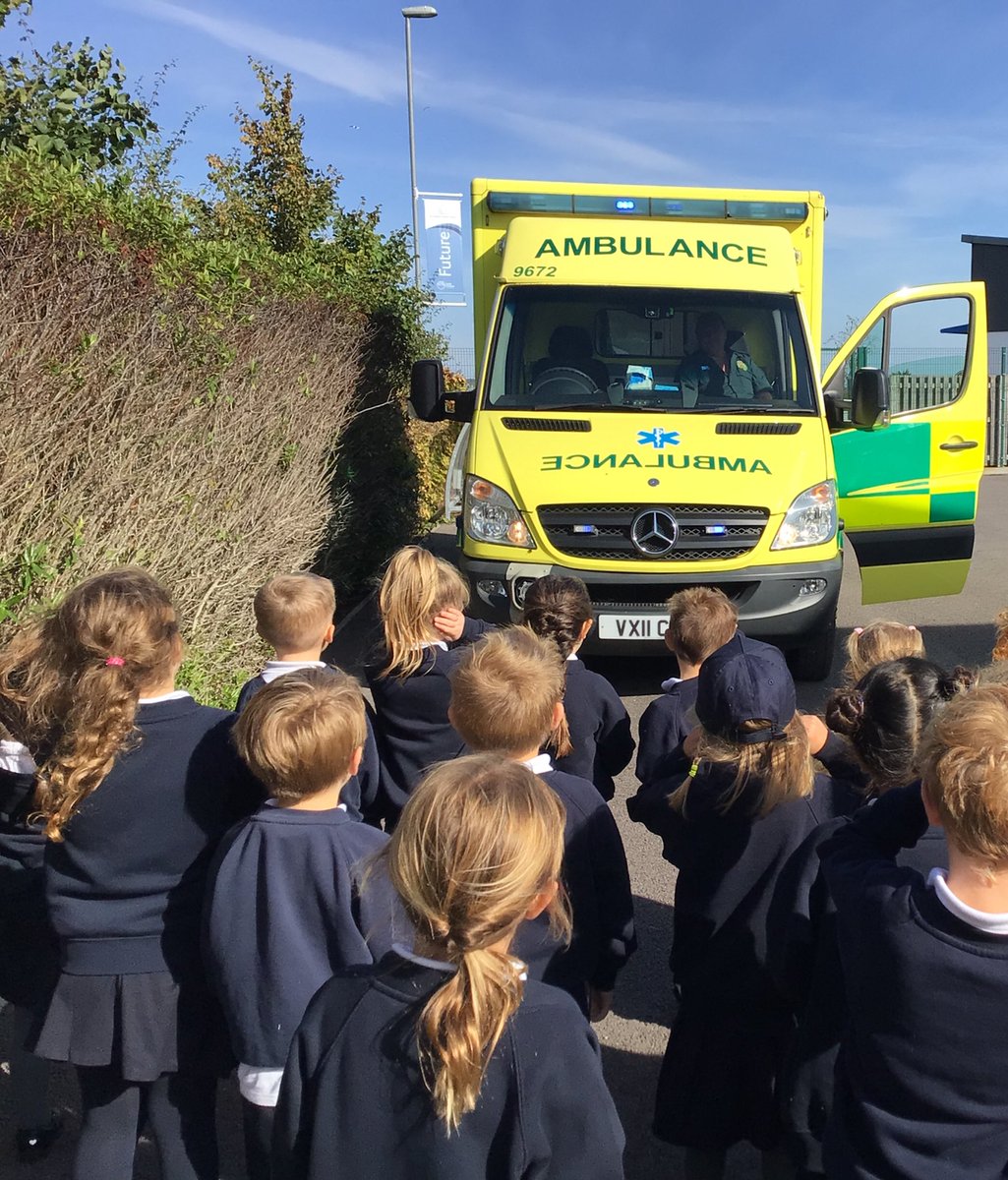AvonwoodEYFS's tweet photo. We met another person today who helps us. He told us all about the ambulance and how they look after people. https://t.co/RvMUCrCOTV