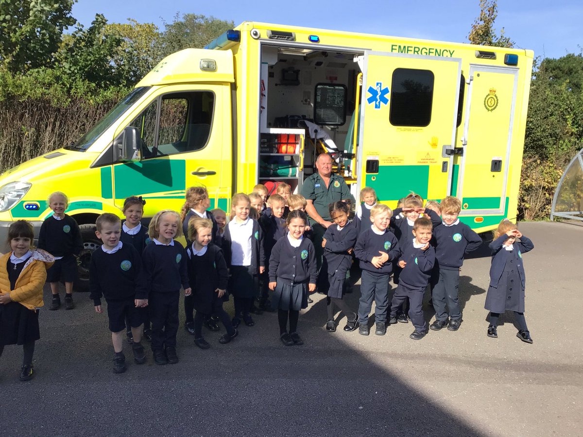 AvonwoodEYFS's tweet photo. We met another person today who helps us. He told us all about the ambulance and how they look after people. https://t.co/RvMUCrCOTV
