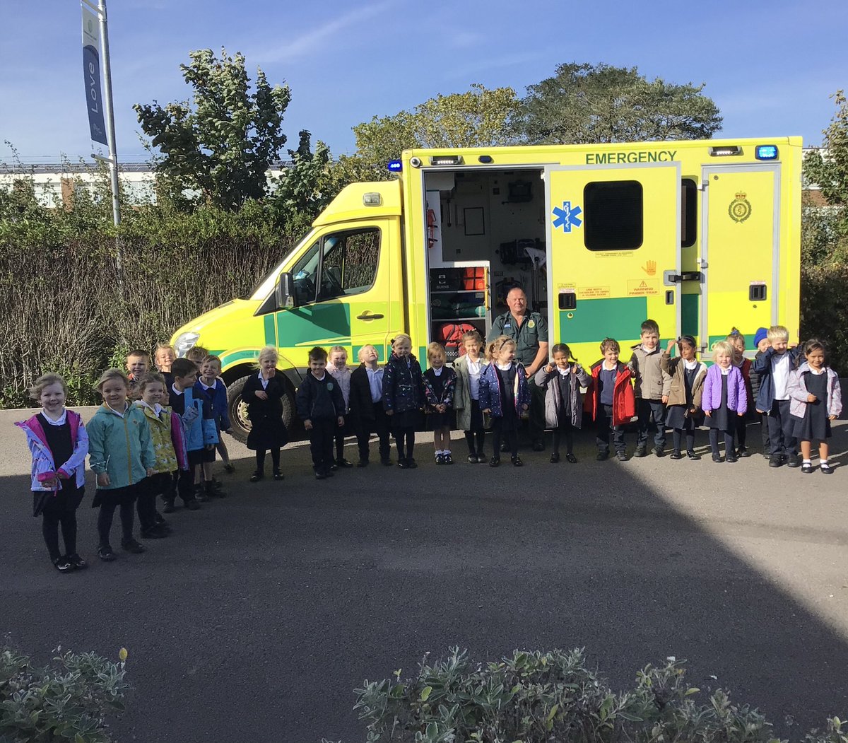 AvonwoodEYFS's tweet photo. We met another person today who helps us. He told us all about the ambulance and how they look after people. https://t.co/RvMUCrCOTV