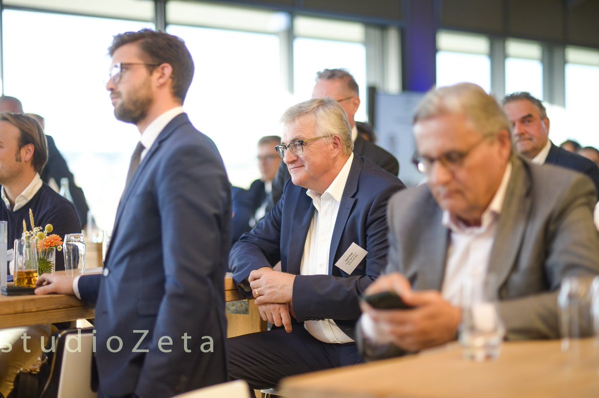 ingkhessen's tweet photo. .Unser Präsident Dipl.-Ing. Ingolf Kluge war kürzlich bei einem Empfang des@LiMiBundam Frankfurter #Flughafen zu Gast und traf dort unter anderem #Bundesverkehrsminister Dr. Volker @Wissing. https://t.co/I1Yxyj0Uqs