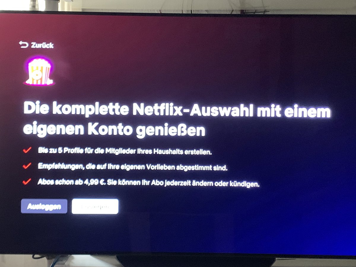 Sockenherrrin's tweet photo. Welcher Hund gibt mir sein Netflix 😈 https://t.co/95K7a8ckWy