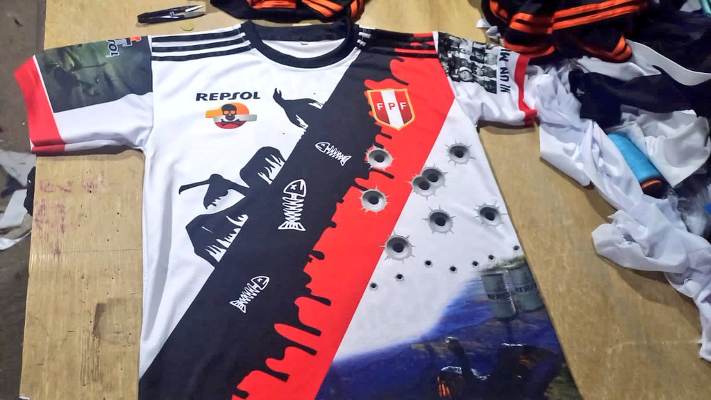 Joxe_Kar's tweet photo. Peruanos más indignados porque algunos hinchas fueron a saludar a Messi, que con su federación y selección que aceptaron de sponsor a #RepsolEcocida, empresa que causó un terrible desastre ecológico, del que no se ha hecho totalmente responsable....fuiraaa https://t.co/kIBgh5eTYH