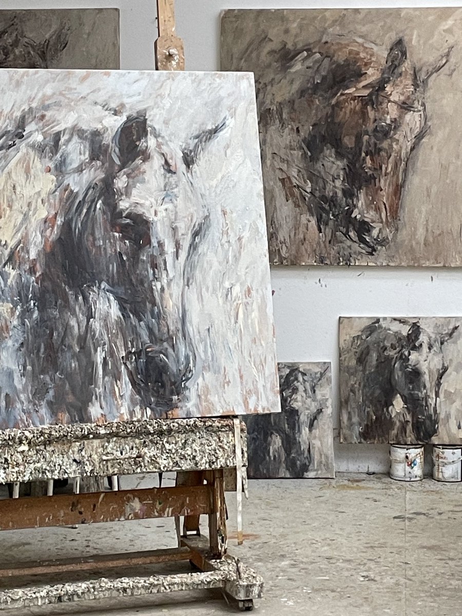 Horse heads on the easel, small heads studies for larger head. Grey horses are so majestic #greyhorse #horseheads #equineartist @thackeraygallery @eastwoodfineart