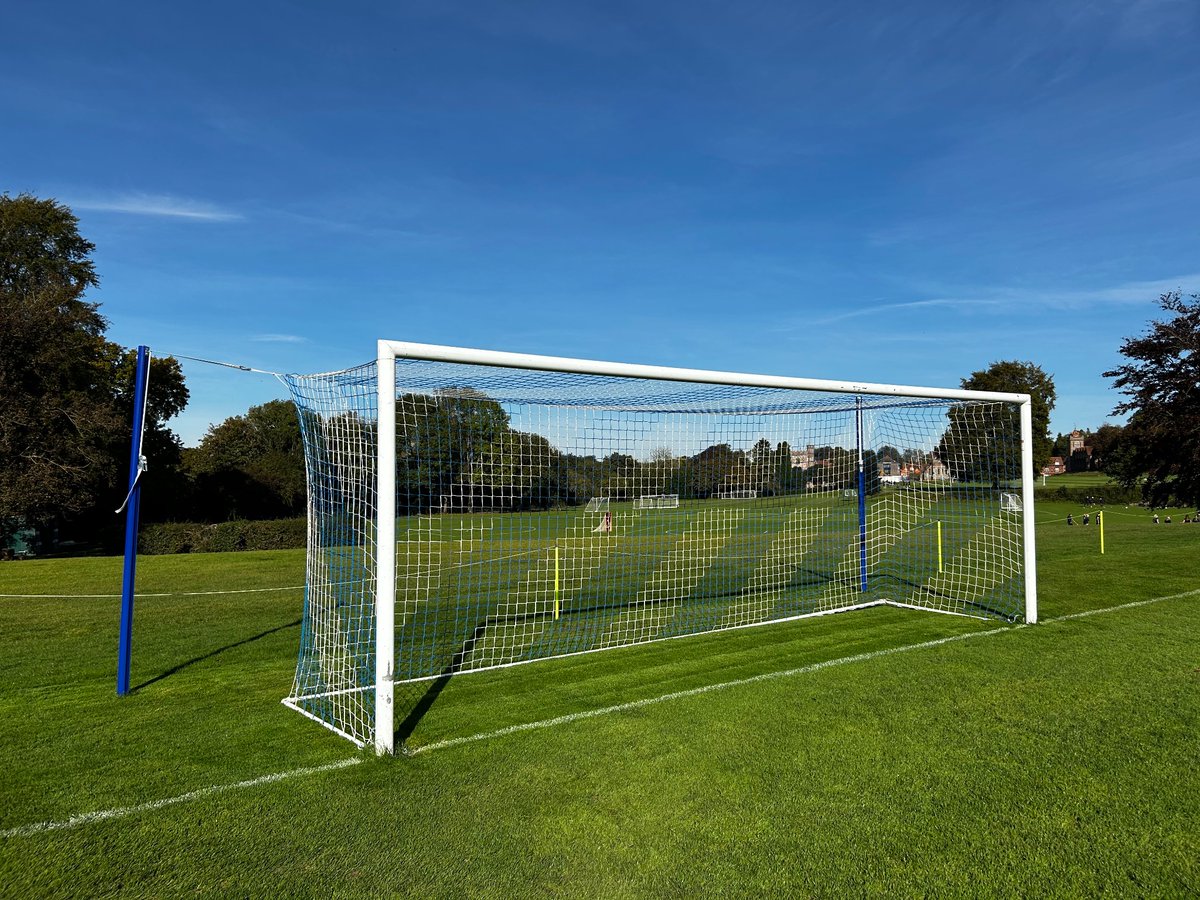 Paying attention to those details with new blue and white nets along with blue posts on Rectory One. Match perfectly to <a href="/BradfieldCol/">Bradfield College</a> colours 💙⚽️🌱