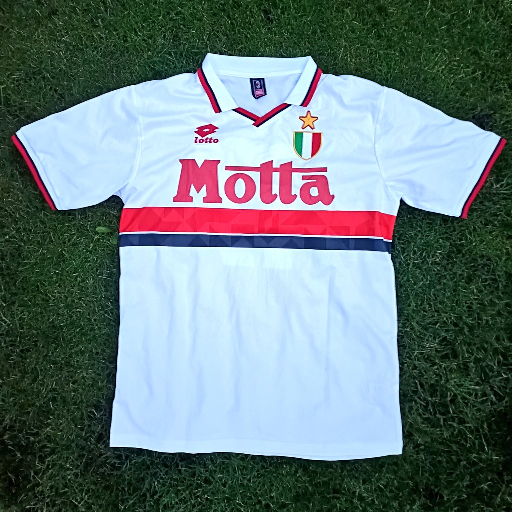 balcio_nl's tweet image. 🚨 GIVEAWAY 

Van Frans Knoote tot Tijjani Reijnders, 𝟏𝟕 Nederlanders kwamen in de historie uit voor Milan.

Daarom verloten we dit retro Milan shirt met rugnummer 𝟏𝟕!

Wat moet je doen?
🔻RT deze Tweet
🔻Volg @Balcio_NL

𝟏𝟕 november wordt de winnaar bekend gemaakt! #milan