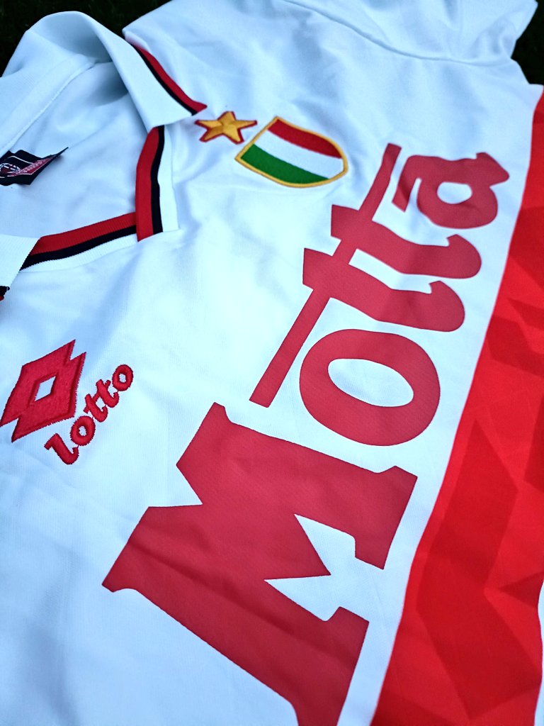 balcio_nl's tweet image. 🚨 GIVEAWAY 

Van Frans Knoote tot Tijjani Reijnders, 𝟏𝟕 Nederlanders kwamen in de historie uit voor Milan.

Daarom verloten we dit retro Milan shirt met rugnummer 𝟏𝟕!

Wat moet je doen?
🔻RT deze Tweet
🔻Volg @Balcio_NL

𝟏𝟕 november wordt de winnaar bekend gemaakt! #milan