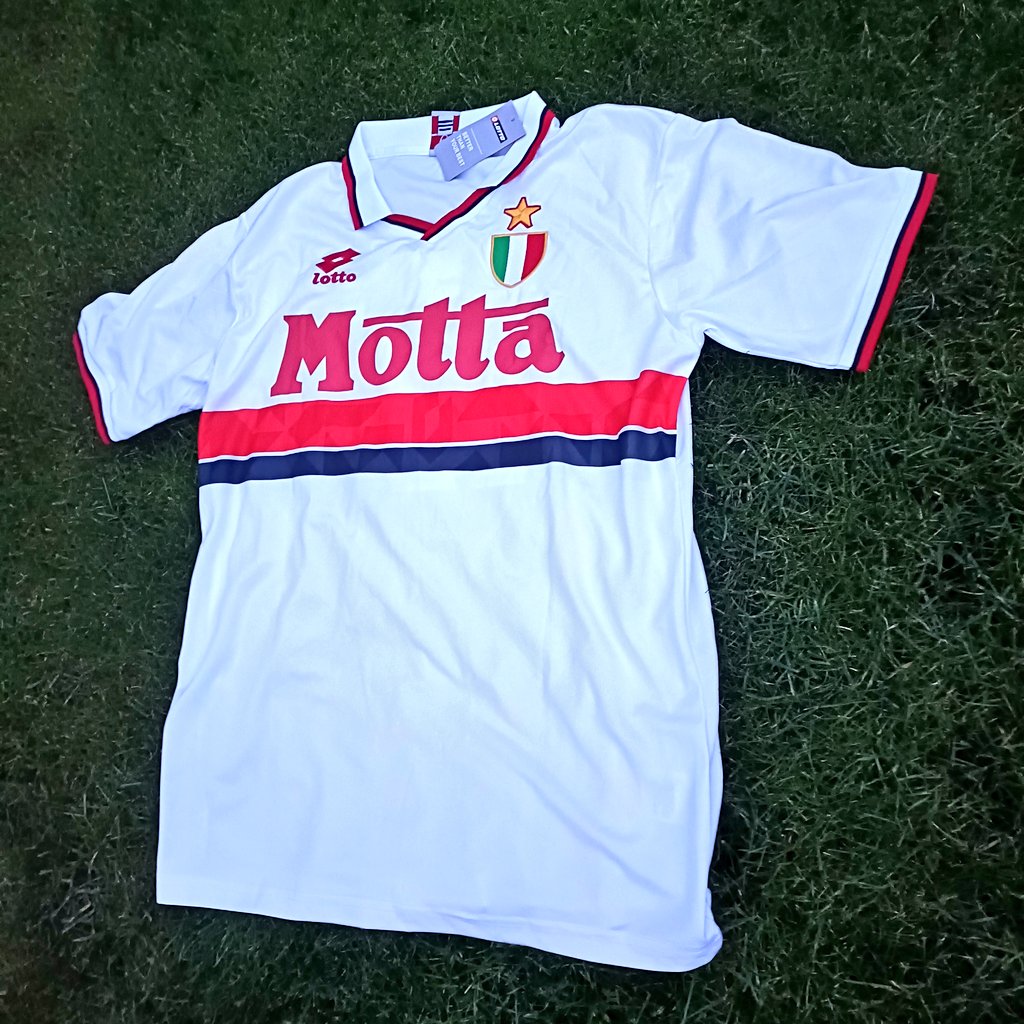 balcio_nl's tweet image. 🚨 GIVEAWAY 

Van Frans Knoote tot Tijjani Reijnders, 𝟏𝟕 Nederlanders kwamen in de historie uit voor Milan.

Daarom verloten we dit retro Milan shirt met rugnummer 𝟏𝟕!

Wat moet je doen?
🔻RT deze Tweet
🔻Volg @Balcio_NL

𝟏𝟕 november wordt de winnaar bekend gemaakt! #milan