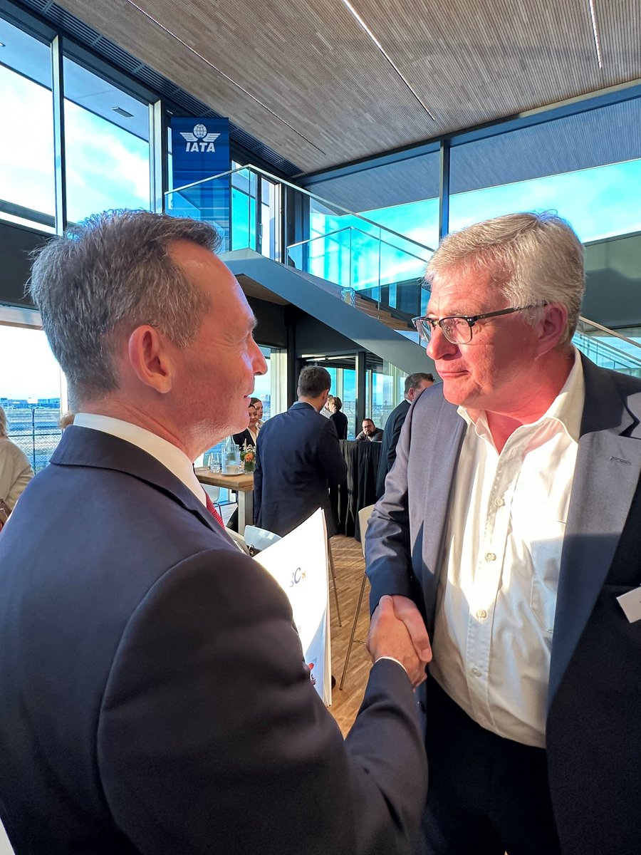 ingkhessen's tweet photo. .Unser Präsident Dipl.-Ing. Ingolf Kluge war kürzlich bei einem Empfang des@LiMiBundam Frankfurter #Flughafen zu Gast und traf dort unter anderem #Bundesverkehrsminister Dr. Volker @Wissing. https://t.co/I1Yxyj0Uqs