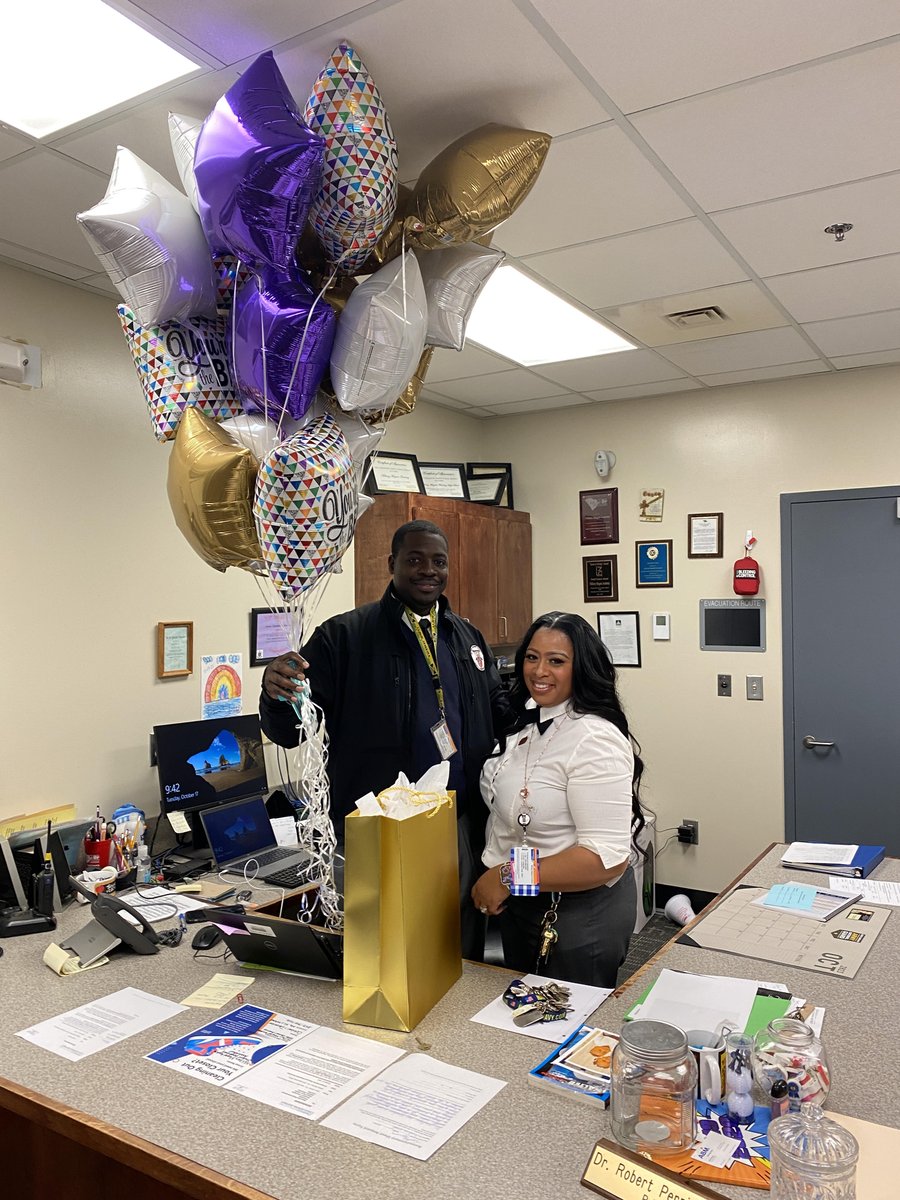 MilitaryMagnetE's tweet photo. Happy National Boss's Day to one of the very best - Dr. Robert L. Perrineau, Jr.! Thank you for your kindness, mentorship, and unwavering support. #LeadCCSD #MMAUniverse #EaglePride #GoMMAEaglesπ¦
β€οΈπ€π€ https://t.co/44pdLiKVQO