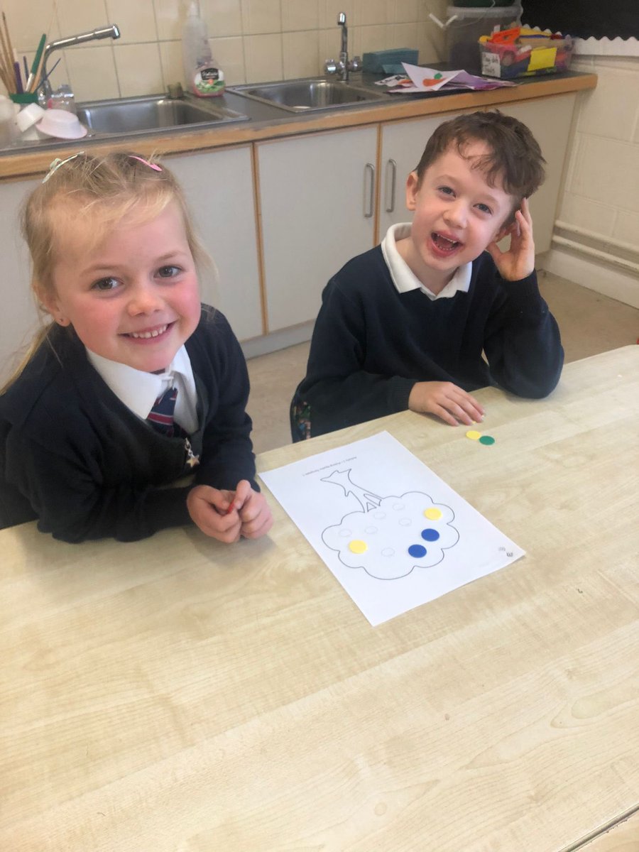 bennekerryns's tweet image. Senior Infants from Room 3 enjoying their maths games for Maths Week! #MathsWeek2023 #IUseMaths