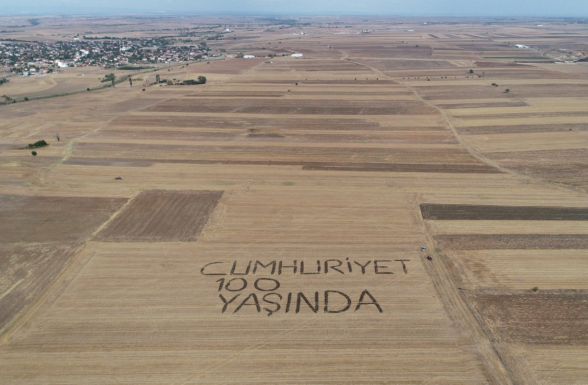 onedio's tweet photo. Kırklareli'nde iki çiftçi tarlalarına "Cumhuriyet 100 yaşında" yazdı.
