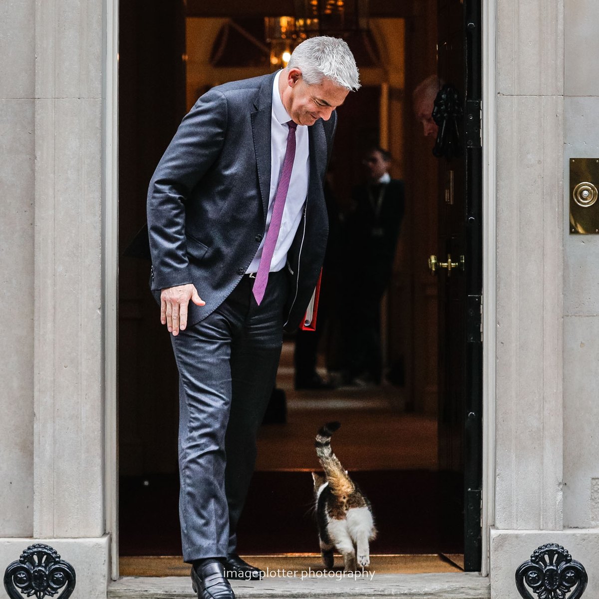 Well, @Number10cat is on form at the moment. Here he is with Science, Tech & Innovation minister Michelle Donelan, being ever the gentleman (or does he have an eye for the ladies?). No such luck for Secretary of State for Health, Steve Barclay, who got the cold cat shoulder.😉