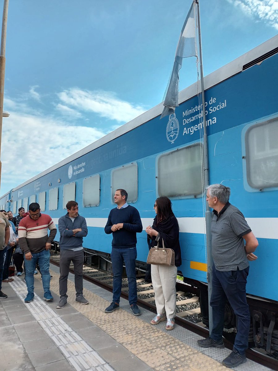 TruccoIgnacio's tweet photo. 🔵 Ayer izamos la bandera #argentina una vez más, esta vez en compañía de Javier Gastón, intendente de #Chascomús, dando inicio a la atención sociosanitaria en la estación del distrito para todos aquellos vecinos y vecinas que deseen acercarse.

@vtolosapaz 
@DinateArg https://t.co/JjlRMV8m8i