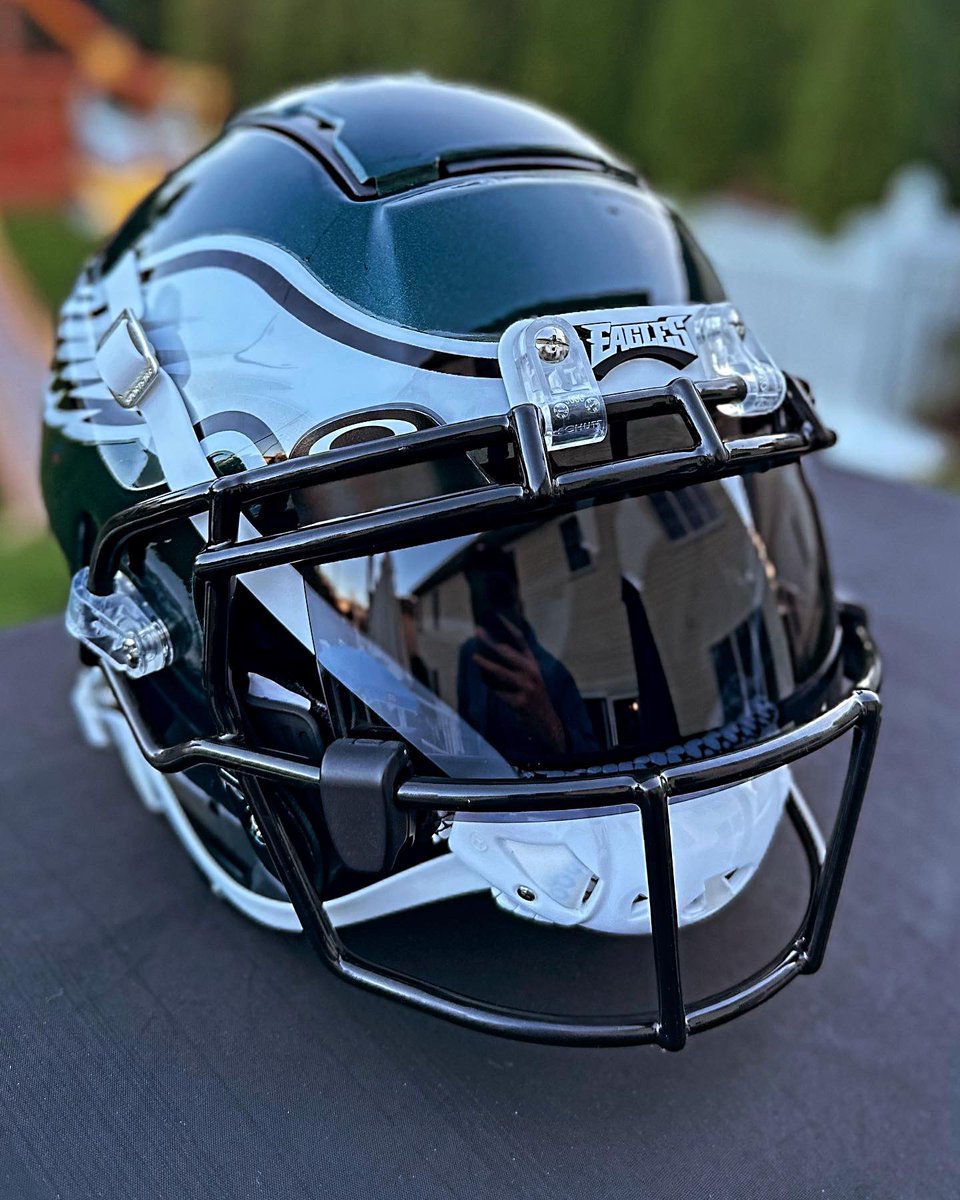 templids's tweet photo. New “Slim Reaper” Midnight Green Schutt F7 build. Turned out beautifully.
Loving this express clear by @SportCoatNA 😍it’s like glass
#customhelmet #custommade #custom #helmet #helmetlover #customfootballhelmets #templids https://t.co/ArBJEWzDL5