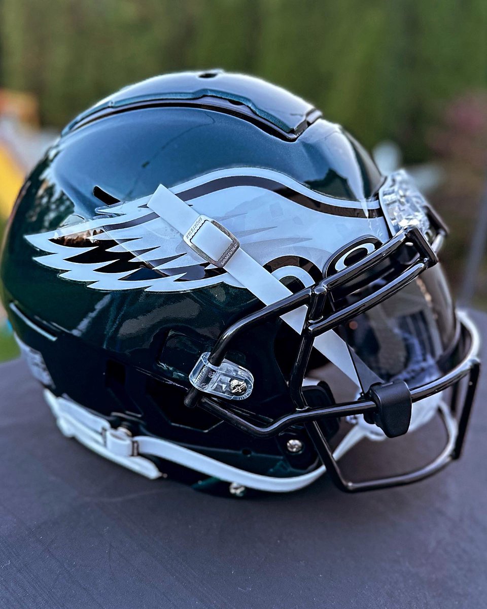 templids's tweet photo. New “Slim Reaper” Midnight Green Schutt F7 build. Turned out beautifully.
Loving this express clear by @SportCoatNA 😍it’s like glass
#customhelmet #custommade #custom #helmet #helmetlover #customfootballhelmets #templids https://t.co/ArBJEWzDL5