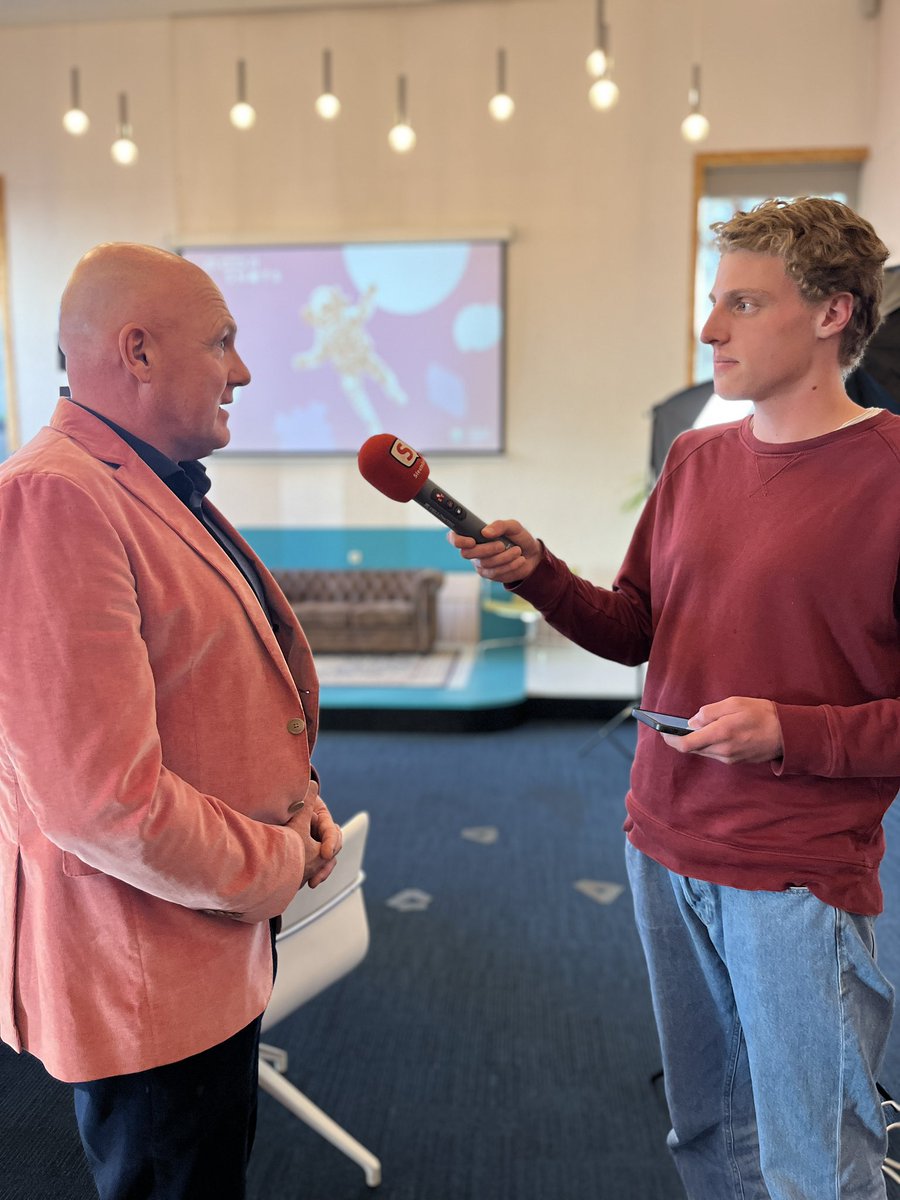 Vandaag namen verschillende interview sessies plaats met studenten en <a href="/astro_andre/">André Kuipers</a> rondom NL MOONSHOTS ‘24 bij #plntleiden nadien nam ook  <a href="/Sleutelstad/">Sleutelstad</a> FM een interview af wat binnenkort te beluisteren is! Een zeer geslaagde dag! 🚀