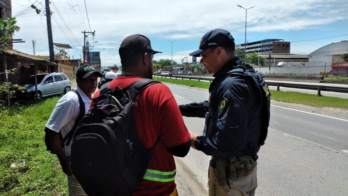 Arteris_AFL's tweet photo. Na manhã desta terça-feira (17), a @Arteris_AFL, em parceria com a Polícia Rodoviária Federal, distribuiu cartilhas de segurança e orientou pedestres e ciclistas – das localidades de Manilha, Três Pontes e Varandinha, em Itaboraí - sobre comportamento seguro ao utilizar a rodovia https://t.co/1OsnTdXb8k