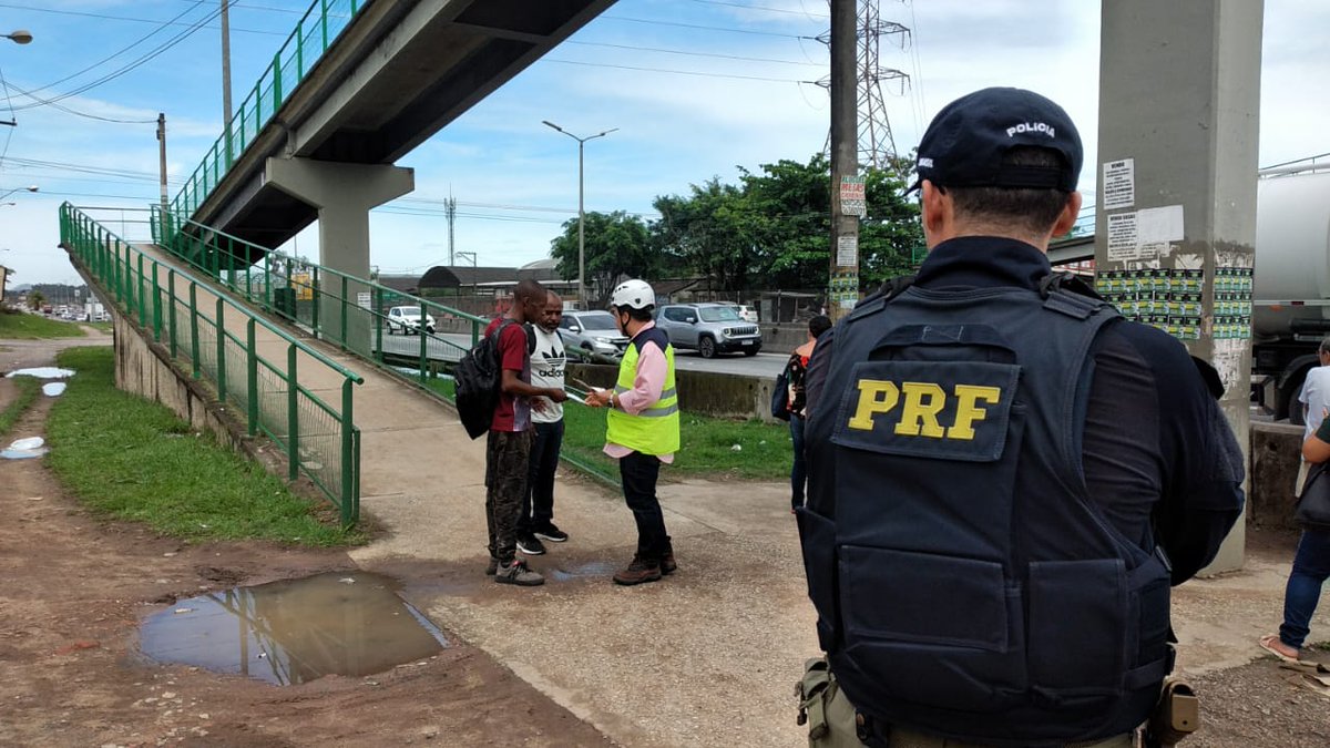 Arteris_AFL's tweet photo. Na manhã desta terça-feira (17), a @Arteris_AFL, em parceria com a Polícia Rodoviária Federal, distribuiu cartilhas de segurança e orientou pedestres e ciclistas – das localidades de Manilha, Três Pontes e Varandinha, em Itaboraí - sobre comportamento seguro ao utilizar a rodovia https://t.co/1OsnTdXb8k