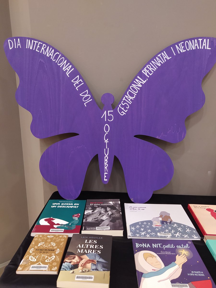 BIBLIOSHS's tweet photo. 🤍 El 15 d'octubre és el Dia Internacional del Dol Gestacional, Perinatal i Neonatal
🦋 A la biblioteca, trobareu una selecció de llibres exposats per ajudar a visibilitzar un dol encara molt silenciat
@santhilari
#dolgestacional #dolperinatal #dolneonatal https://t.co/m1xMxYiwiA