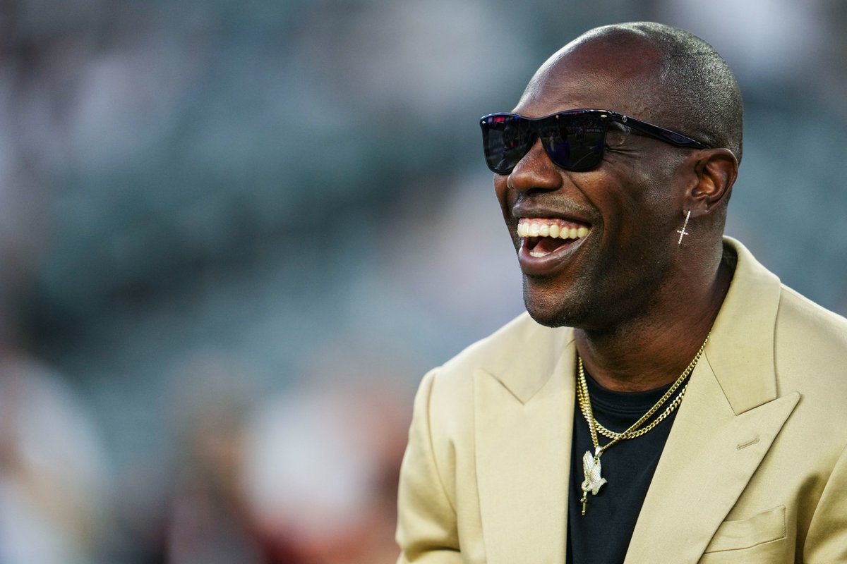 ComplexSports's tweet photo. Hall of Fame wide receiver Terrell Owens was struck by a car following an argument during a pickup basketball game, per @TMZ_Sports.

No arrests have been made at this time. https://t.co/D5eZvpRRf9