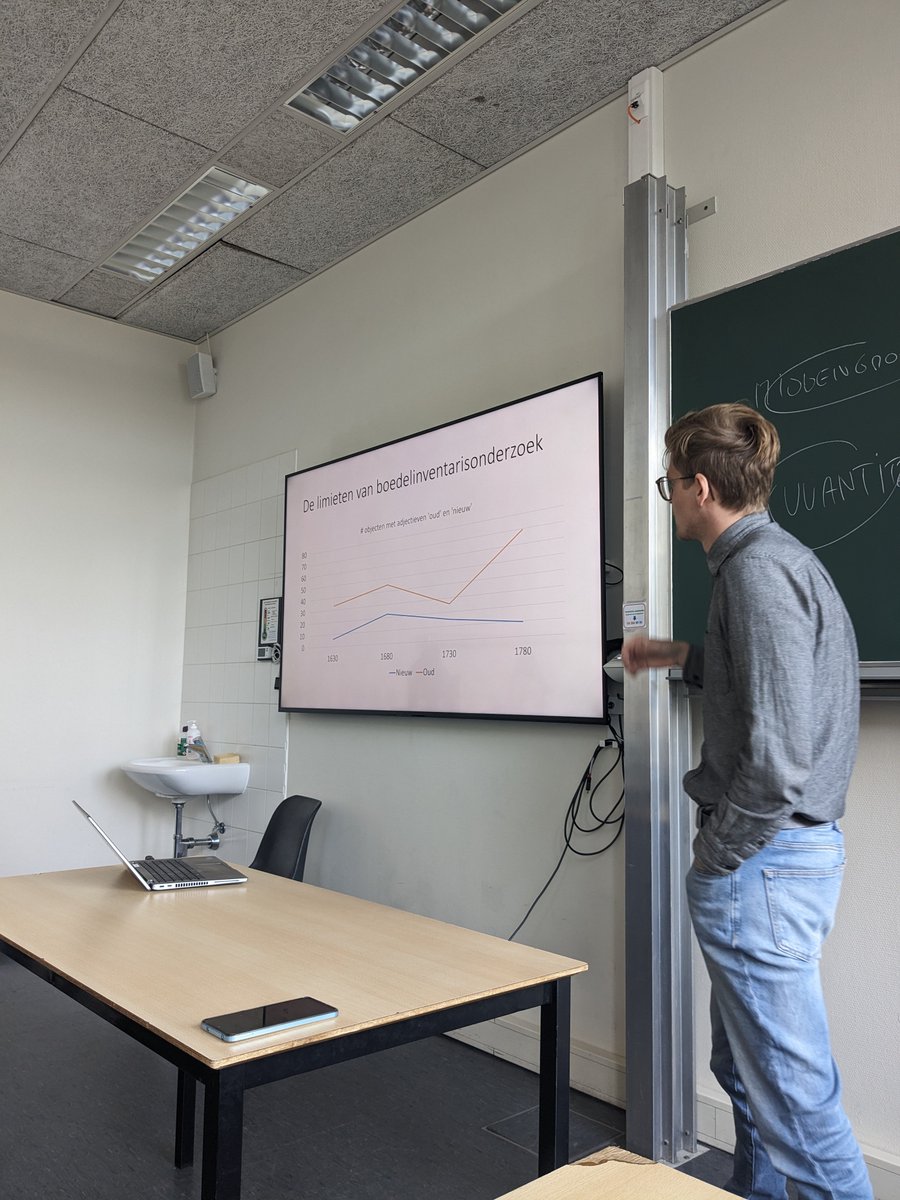 AlessDeMulder's tweet photo. Vandaag hadden de BA3 studenten die
@bruno_blonde_ua en ik begeleiden de eer en het genoegen om te horen over de Amsterdamse spulletjeswereld en waarom je boedels best (niet) gebruikt met "ontzettend spectaculaire" presentaties door @BSpliet en @jeroen_kole 📜📷🖼🫖 https://t.co/iey0hbhfUM