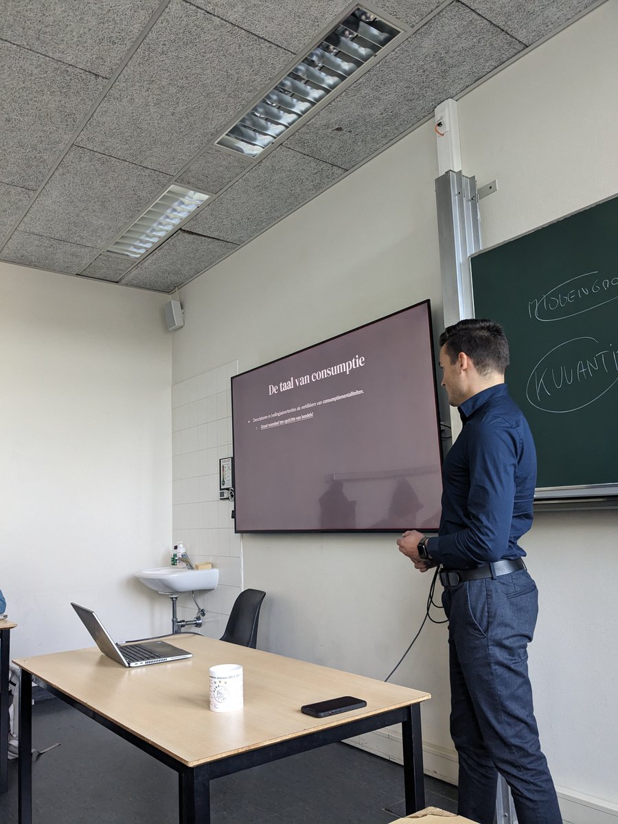 AlessDeMulder's tweet photo. Vandaag hadden de BA3 studenten die
@bruno_blonde_ua en ik begeleiden de eer en het genoegen om te horen over de Amsterdamse spulletjeswereld en waarom je boedels best (niet) gebruikt met "ontzettend spectaculaire" presentaties door @BSpliet en @jeroen_kole 📜📷🖼🫖 https://t.co/iey0hbhfUM