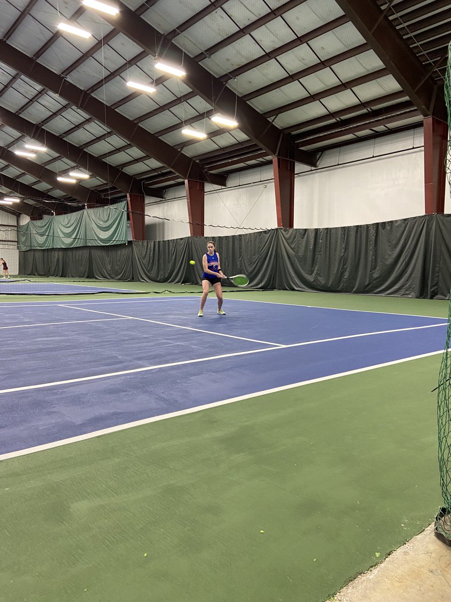 Norah warming up for today first round match at Sections ! Let’s go !