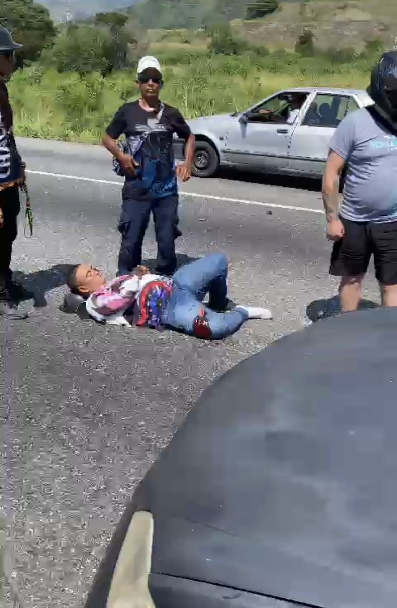 Heberlizeth's tweet photo. #17Oct Se registra hecho vial en la ARC, sentido Guacara - Valencia. El conductor de un vehículo al parecer hizo una mala maniobra para hacer la cola de la gasolina en Bohío, lo que ocasionó que un motorizado chocara. Fuerte retención vehicular. #Carabobo https://t.co/sJL7Qbb5Fn