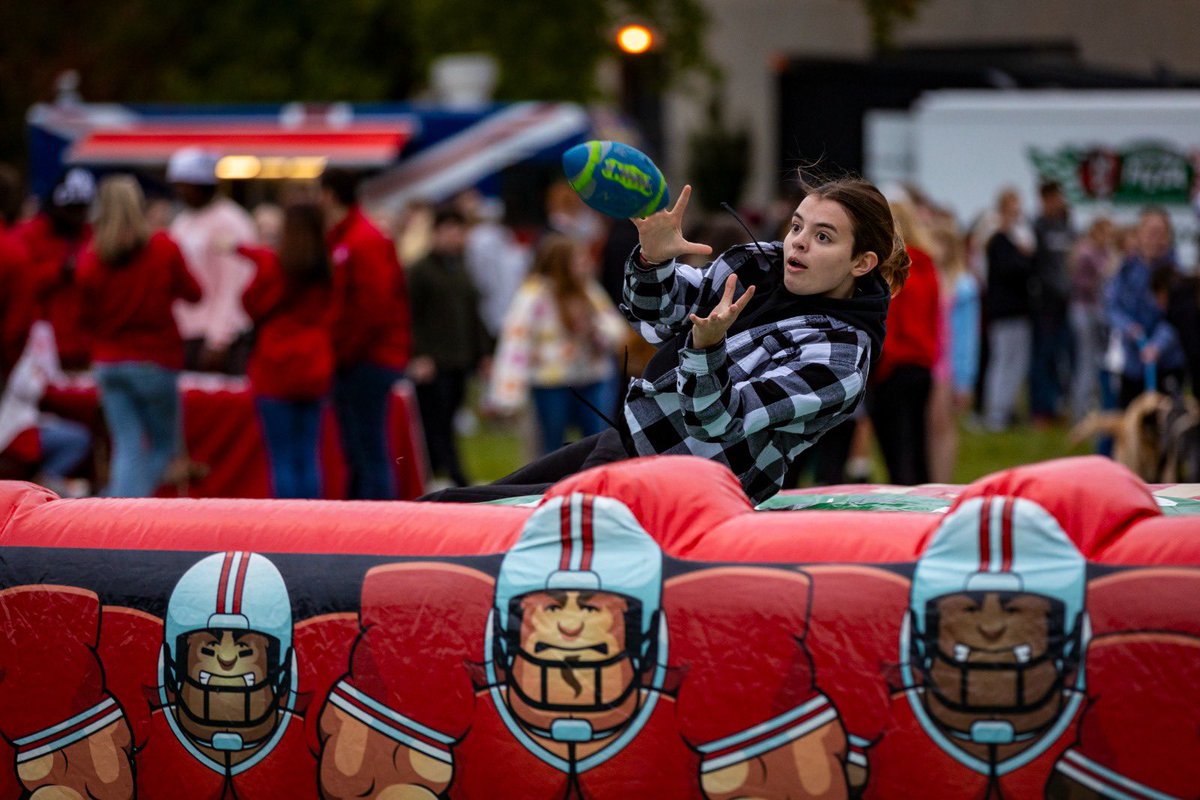 PresidentMearns's tweet photo. We kicked off Homecoming Week with a food truck festival last night outside our Brown Family Amphitheater. Thanks to all who participated and thank you to our @BSUhomecoming Steering Committee for all they are doing to make this week special for the @BallState community! https://t.co/zbJWdmrlxg