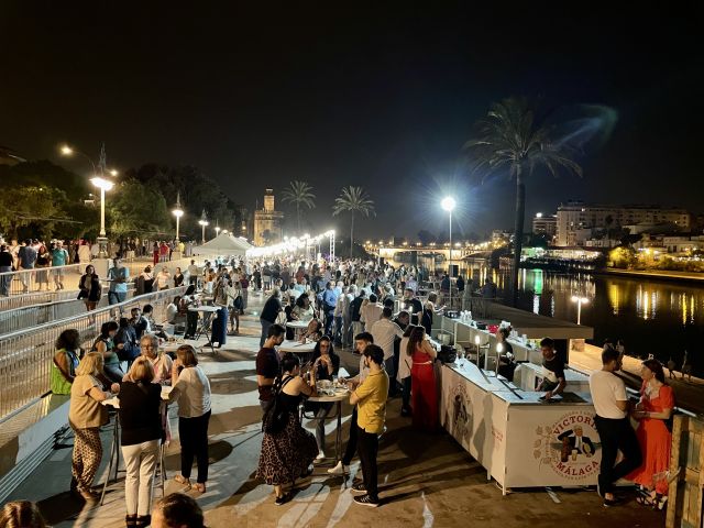 El Festival de la Ensaladilla y el Montadito (con 2 panes y 1 pico) ha sido todo un éxito. Más de 5.500 personas visitaron el recinto en el Paseo Colón de Sevilla. Con @Asegastur en la organización. Más información con datos de ganadores en mi blog.
comeencasa.net/.../gran-exito…