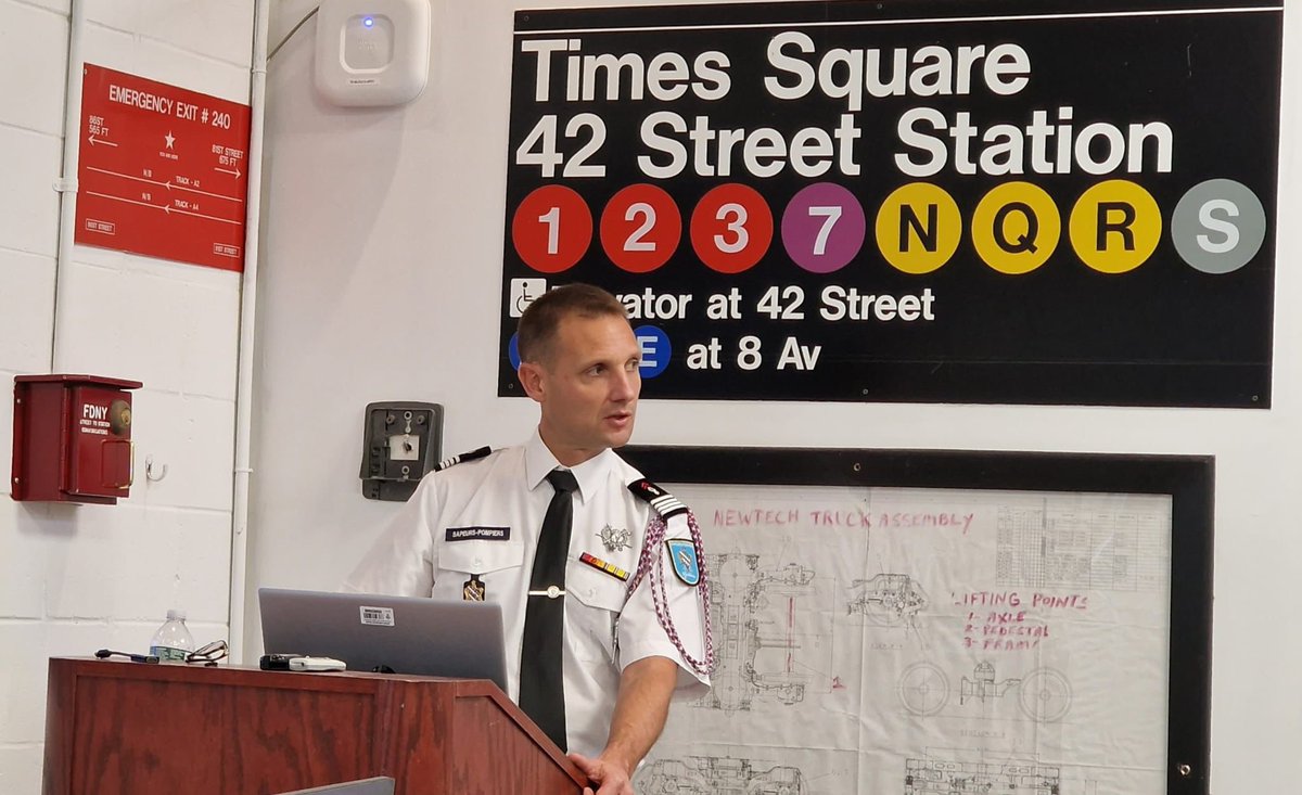 [#Coopération] La délégation des #pompiers78 a présenté aux pompiers du #fdny à la #Fireacademy ses méthodes opérationnelles en matière de secours routier avec la présentation de la lecture de l’accident et d’autres outils QR code, Fire man access de <a href="/renault_fr/">Renault France</a> et du  #SAPI.