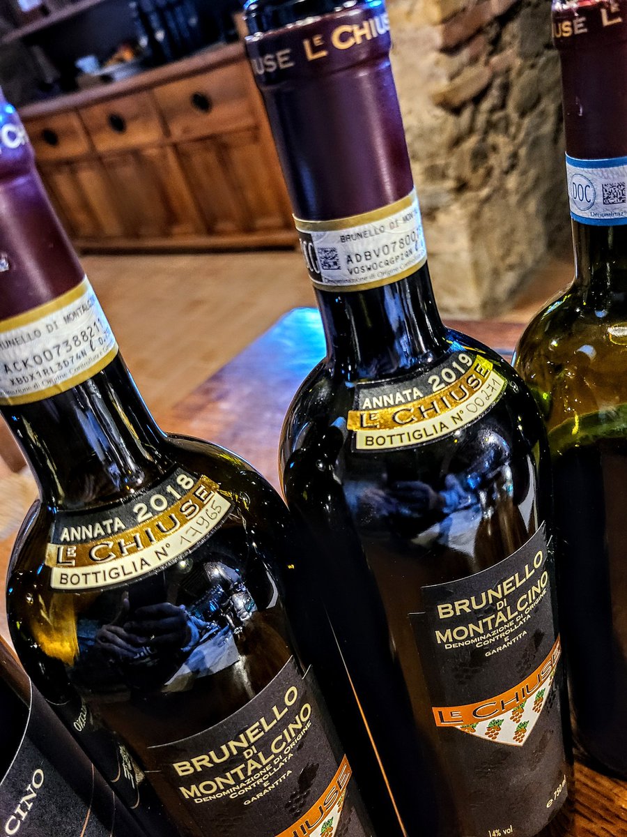 MTLWINEGUY's tweet photo. Couldn't leave Montalcino without visiting my friend Lorenzo @LeChiuse #ViniSpettacolari ❤️🇮🇹🍷🔝🔥🍇
⚠️The #PreRealease #Annata2019 e #Riserva2016 are monumental wines! #GrandiVini @ConsBrunello
@dpen_cc @aonedone99 @RussellVine1981 @BartlettBacchus
@JohnMFodera @CHARLIEWINES https://t.co/qCHvDm3dRU