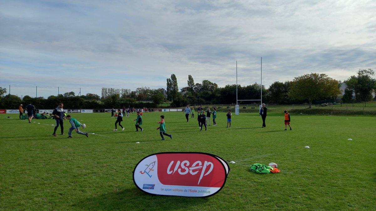 CPDEPS79's tweet photo. Rencontre acad @USEP #Rugby à #Chauray les 5 classes du 79 et du 86 ont participé au tournoi et aux ateliers animés par les éduc en formation encadrés par le CTC. Merci @v_guggiari DASEN79 de sa venue et de son soutien réaffirmé pour ce partenariat. Merci @usep_79 ARCC @DSDEN79 https://t.co/zuhXIkaQ3I