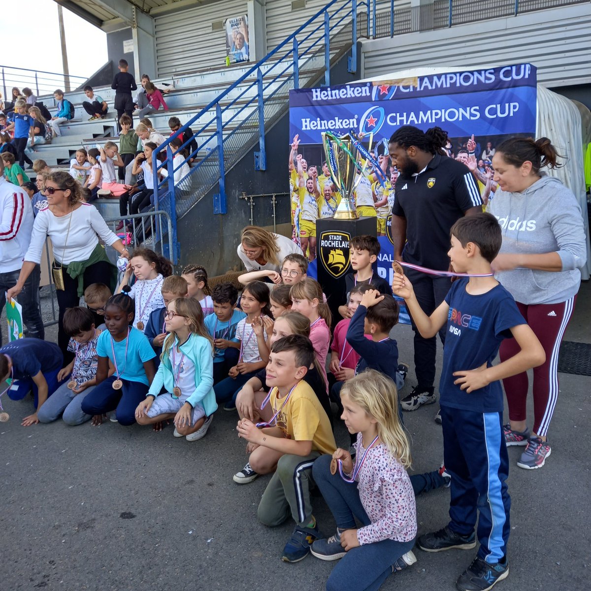 CPDEPS79's tweet photo. Rencontre acad @USEP #Rugby à #Chauray les 5 classes du 79 et du 86 ont participé au tournoi et aux ateliers animés par les éduc en formation encadrés par le CTC. Merci @v_guggiari DASEN79 de sa venue et de son soutien réaffirmé pour ce partenariat. Merci @usep_79 ARCC @DSDEN79 https://t.co/zuhXIkaQ3I