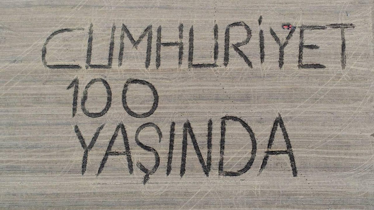 Kırklareli'nde iki çiftçi tarlaya "Cumhuriyet 100 yaşında" yazdı.