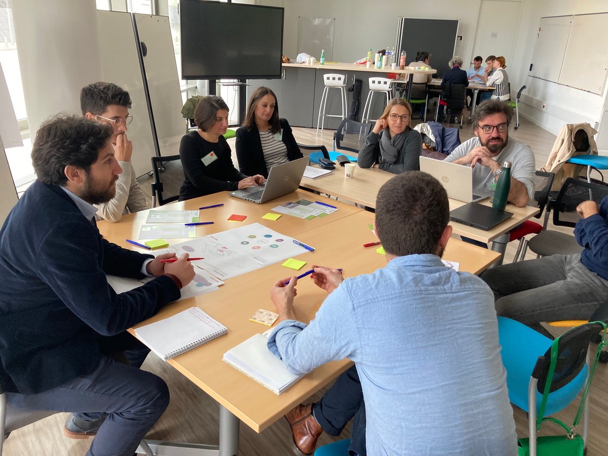 LMH_officiel's tweet photo. Nouvel atelier @MetropoleLille sur le 75 Bd Gambetta. Discussions autour des logements adaptés aux évolutions de vie : habitat partagé, logements évolutifs. Filigrane Saison Menu Architectes #innovation #logementsocial #urbanisme @MaximeBitter @lillefrance https://t.co/rCpdlv1F15