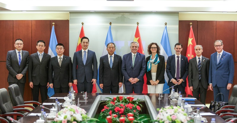 LiTriangle's tweet photo. President Alberto Fernández met in Shanghai with the president of Tibet Summit Resources, Huang Jianrong, who announced plans to invest US$ 2.2 billion in two lithium projects in the province of Salta, via @CasaRosada.