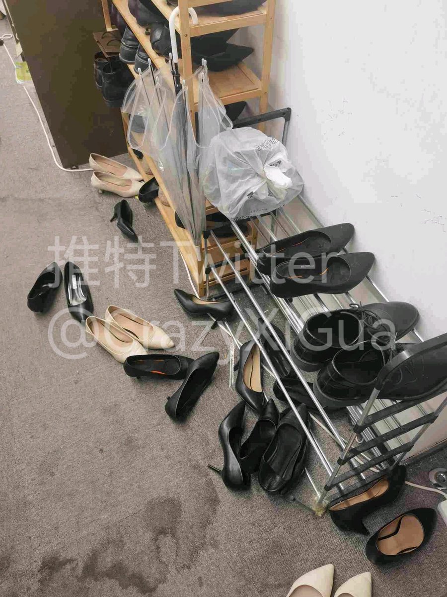 掏出来的原味黑丝，都已经卷成一团了，还好没有被污染。脚尖处都湿了，一股臭脚丫子味，应该是美女销售穿的，刚脱没多久！想要的朋友，直接私信我获取方式和邮寄地址，有偿（不多），明天顺丰发出。 https://t.co/GyEhKyUsTH
