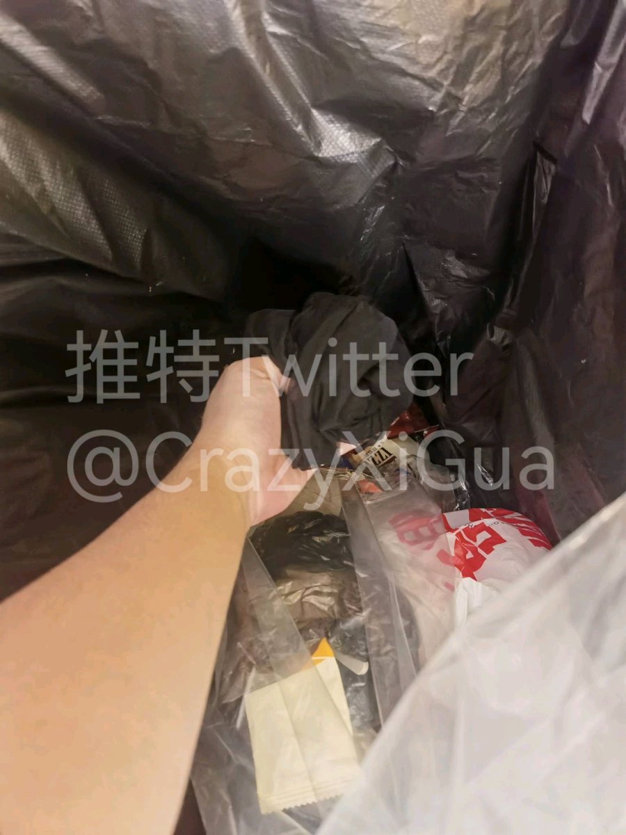掏出来的原味黑丝，都已经卷成一团了，还好没有被污染。脚尖处都湿了，一股臭脚丫子味，应该是美女销售穿的，刚脱没多久！想要的朋友，直接私信我获取方式和邮寄地址，有偿（不多），明天顺丰发出。 https://t.co/GyEhKyUsTH