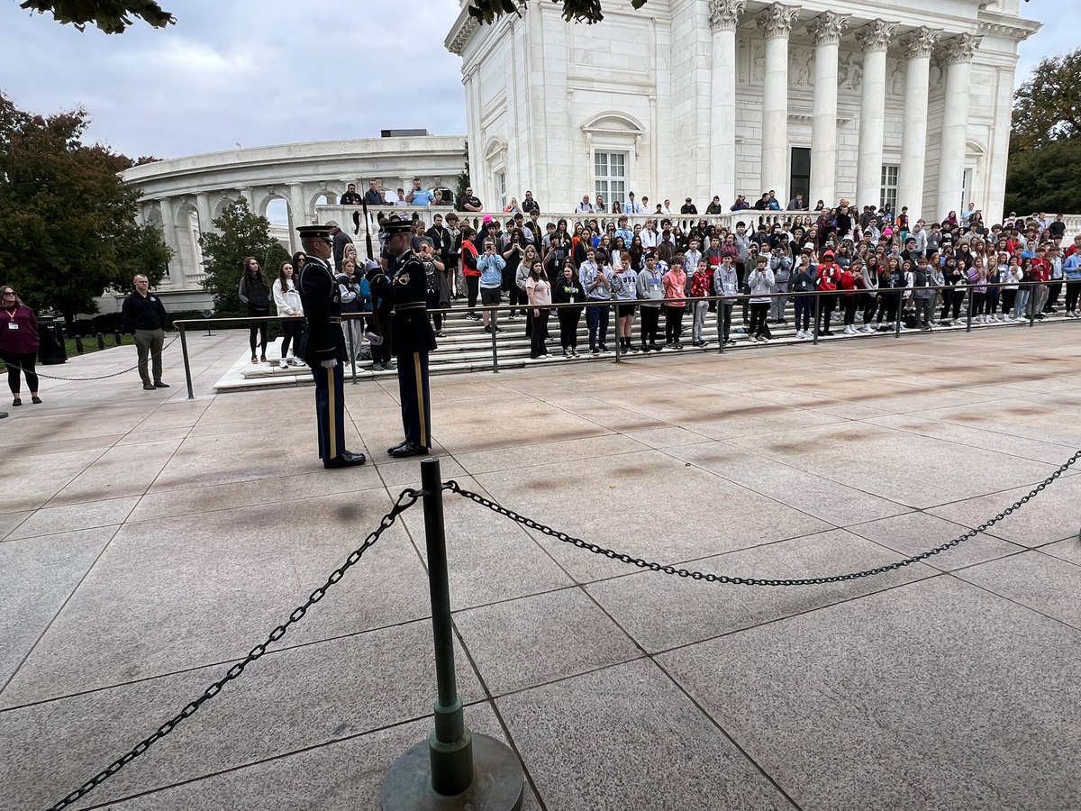 hmsdcbus1's tweet photo. Changing of the guard https://t.co/7YyNL0f4ui