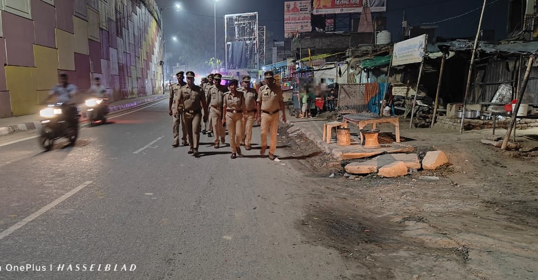 mathurapolice's tweet photo. #Footpatrolling
#CoRefinery
#CoMant
#UPPolice https://t.co/vZgfLZDOlW