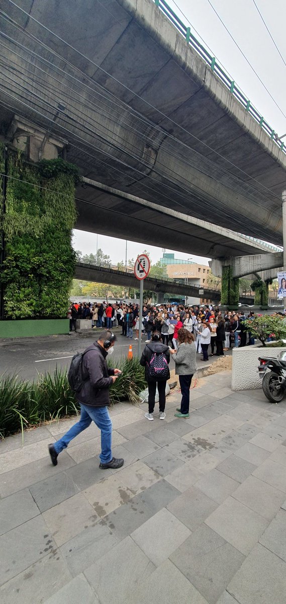 adabarrazap's tweet photo. Congestión vehicular por manifestación de personas frente al Poder Judicial #Periférico https://t.co/RmPVaZ6EGH