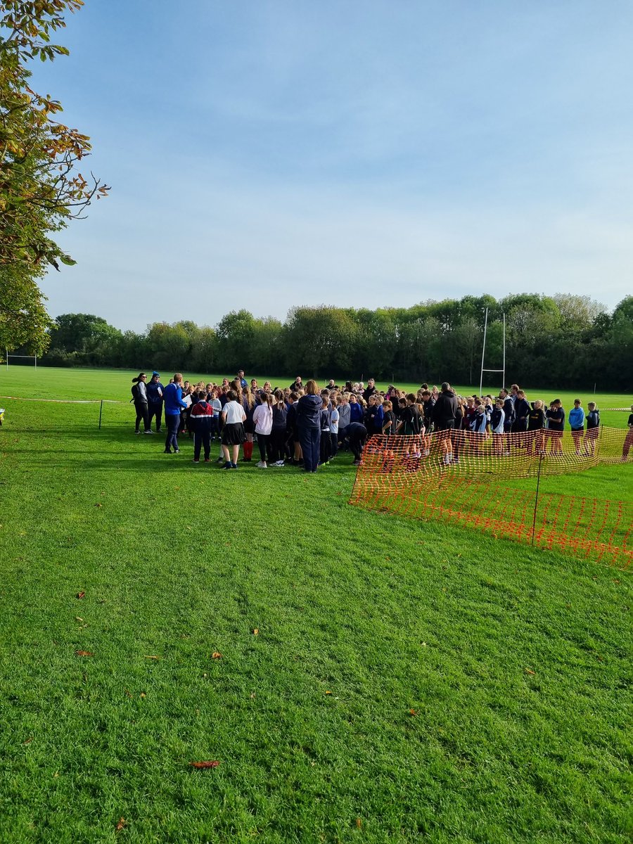 SG_SouthWorc's tweet photo. Great turnout for xcountry today @PrinceHenrys with 232 runners for yr 5,6&amp;7 races in the morning and 72 competing for places in our juniors, inters &amp; seniors comp in the glorious sunshine in the afternoon 🌞 well done everyone and thank you to the yr 9&amp;10 leaders from PHHS 👏 https://t.co/p07H4rPkcw