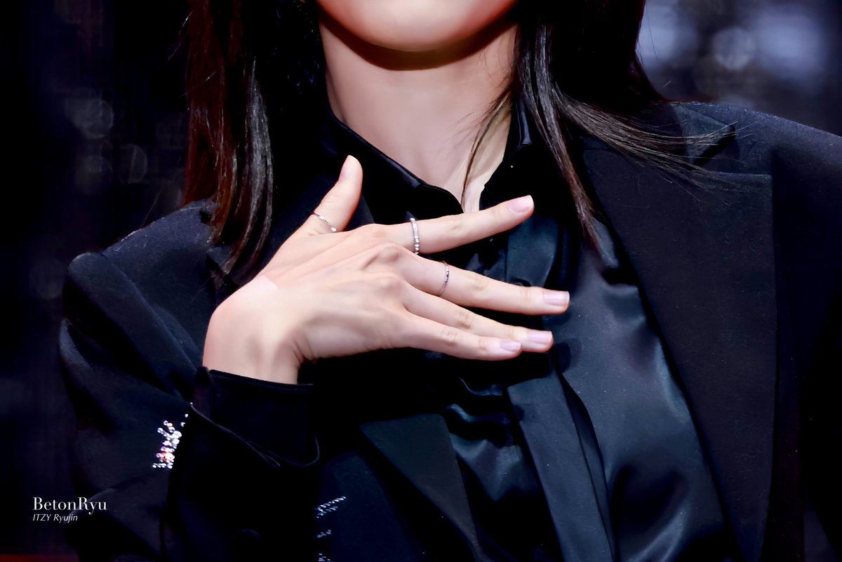 betonryu_srj's tweet photo. 231010 🖐🏻샷 🥹

#RYUJIN #류진 #ITZY #있지 
@ITZYofficial https://t.co/l566igTsb3