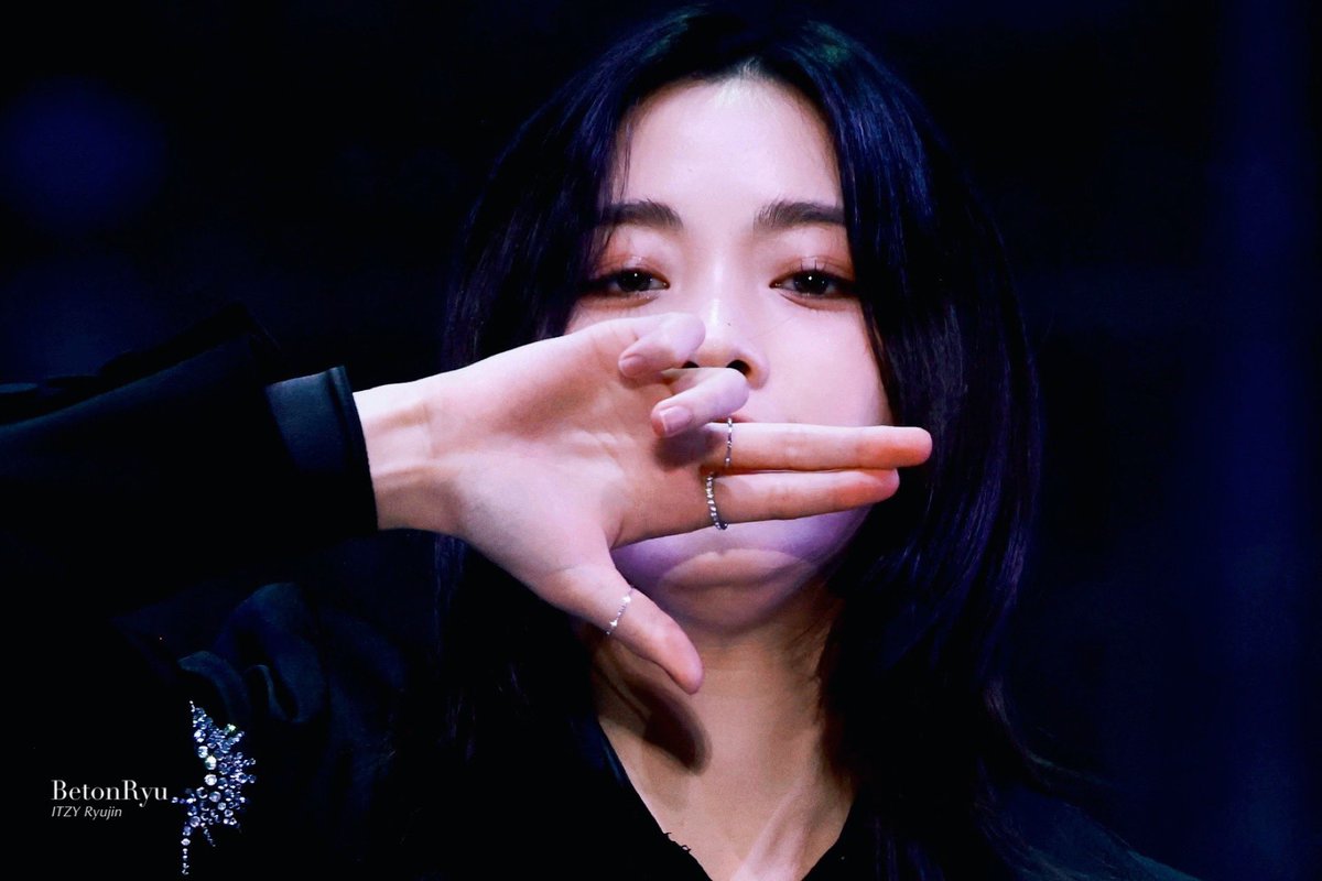 betonryu_srj's tweet photo. 231010 🖐🏻샷 🥹

#RYUJIN #류진 #ITZY #있지 
@ITZYofficial https://t.co/l566igTsb3