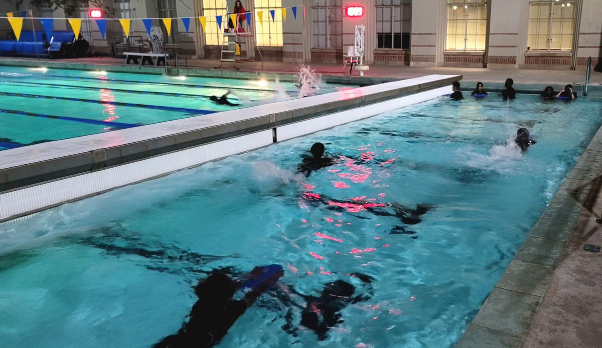 Just keep swimming! PT at @ucla on this 60F early morning in Los Angeles 🐠 📷: MSG Moehnke #gobruins #cadetlife #beallyoucanbe #ucla #armyrotc #cadetsofthewest #leadershipexcellence #leadersmadeheresince1920