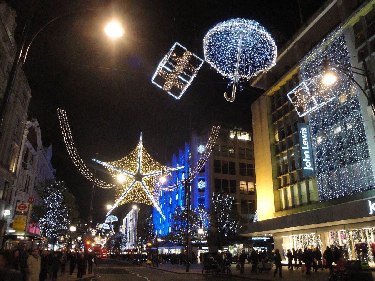 GossipRoomOff's tweet image. 🚨 Cette année, les célèbres lumières de Noël d'Oxford Street s'allument pour éblouir #Londres dès le 2 novembre !

Plus de 300 000 lampes LED scintilleront pour célébrer les fêtes de fin d'année ! 🎅🏻🎄🇬🇧 (via UK Explores)