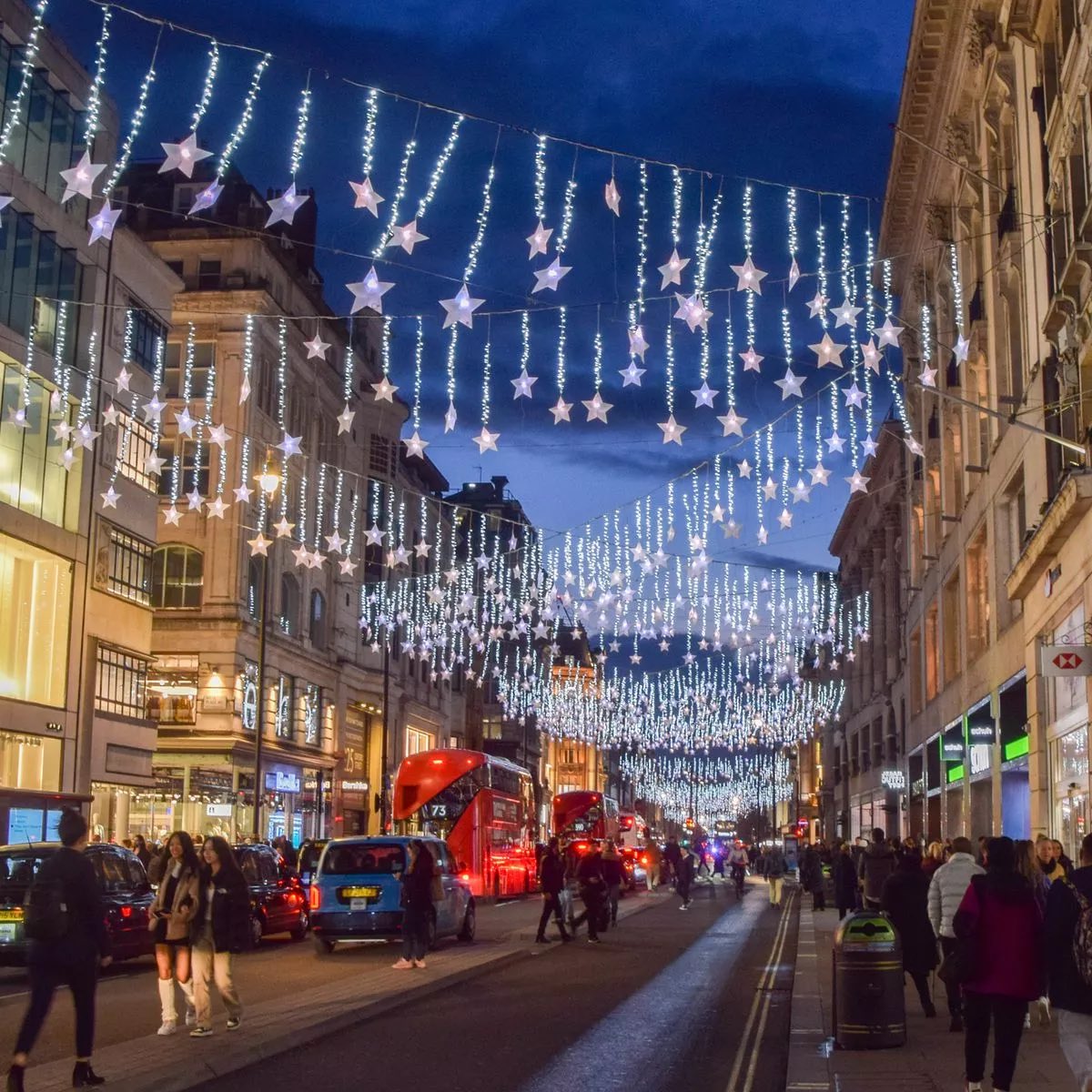 GossipRoomOff's tweet image. 🚨 Cette année, les célèbres lumières de Noël d'Oxford Street s'allument pour éblouir #Londres dès le 2 novembre !

Plus de 300 000 lampes LED scintilleront pour célébrer les fêtes de fin d'année ! 🎅🏻🎄🇬🇧 (via UK Explores)