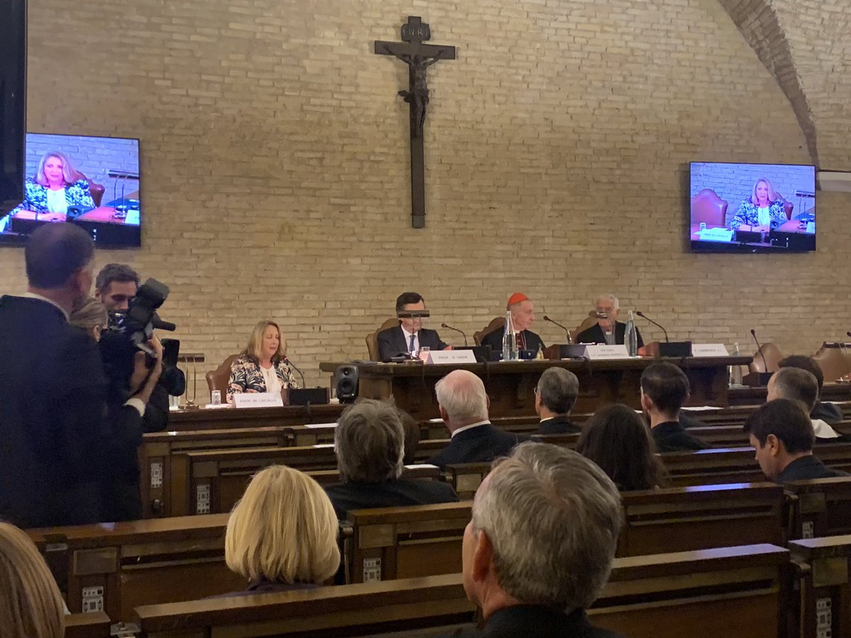evaenlaradio's tweet photo. Entrega de Premios @RazonAbierta de la Fundación Ratzinger, con los que la @ufvmadrid reconoce la excelencia investigadora de profesores y expertos de diversas universidades internacionales.
Con el Card. Luis Ladaria y el P. Federico Lombardi 

#Vaticano #BenedictoXVI https://t.co/mRJpxxj9LE